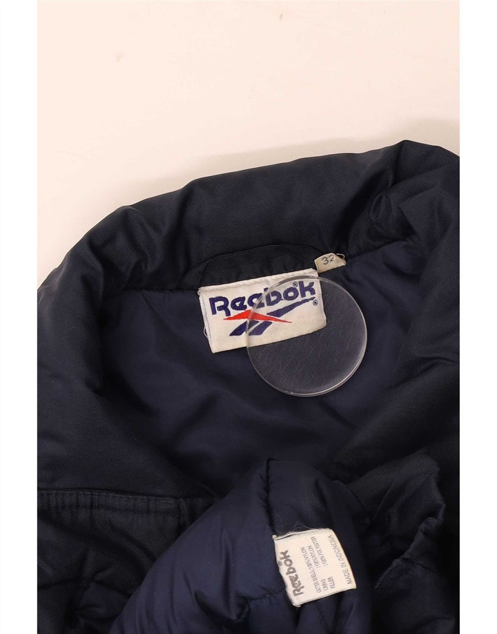 Куртка-бомбер Reebok для мальчиков с рисунком 13–14 лет, темно-синяя, нейлоновая