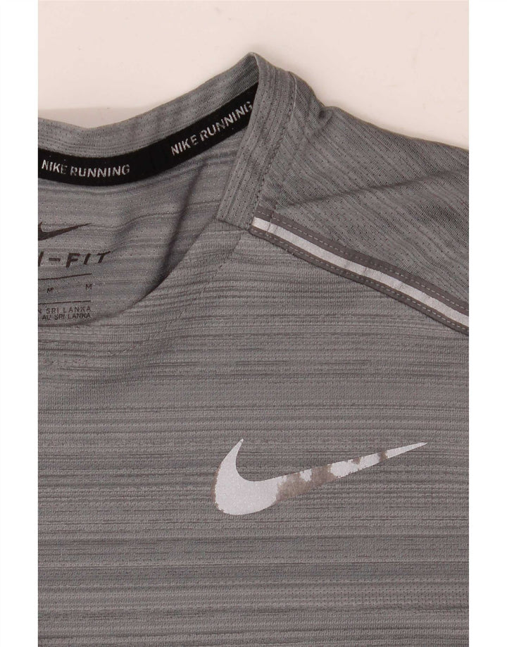 Мужская футболка Nike Dri Fit из полиэстера среднего серого цвета в полоску