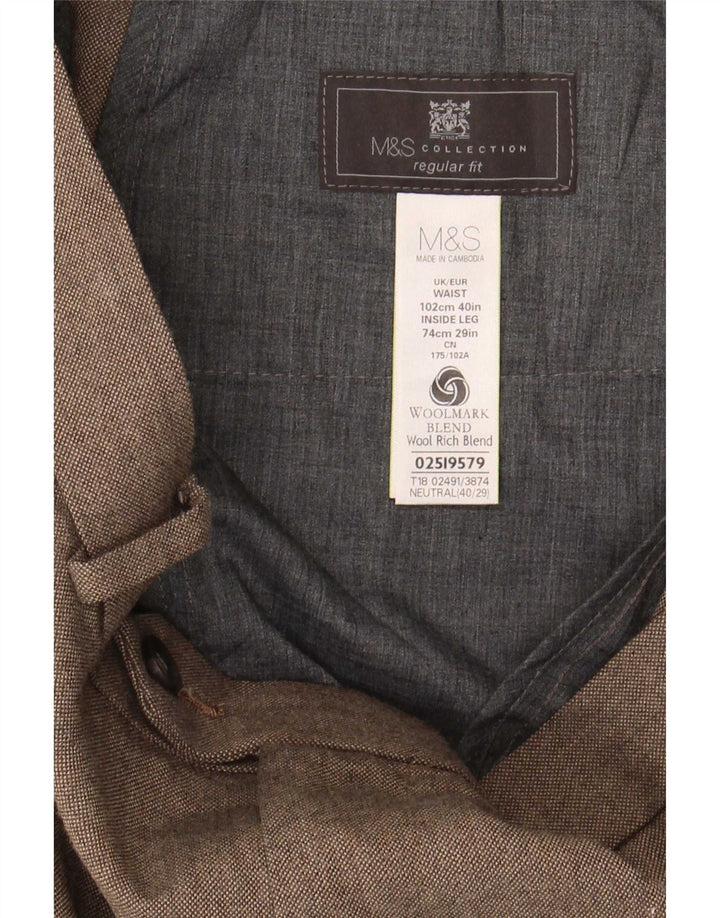 Мужские костюмные брюки классического кроя Marks & Spencer W40 L29 бежевого цвета из полиэстера