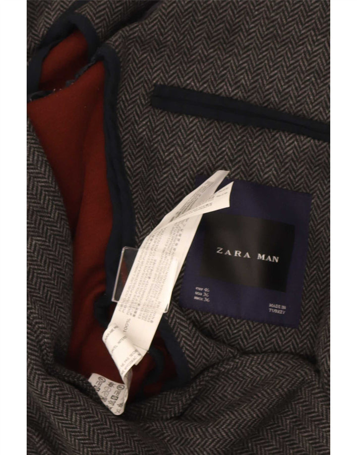 Мужской пиджак Zara на 2 пуговицах EU 46, маленький серый полиэстер с узором «в елочку»