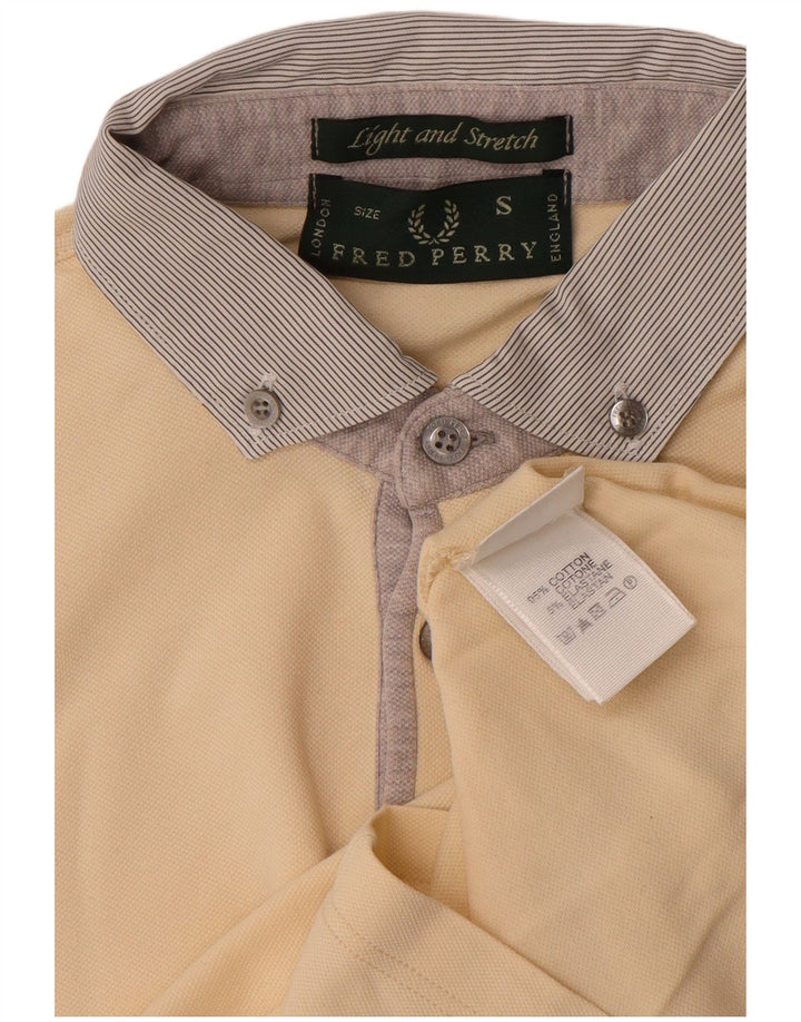 Мужская рубашка-поло Fred Perry маленького размера из хлопка белого цвета