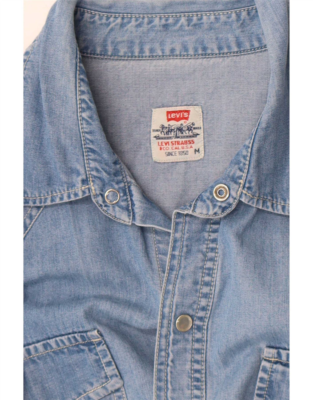 Мужская джинсовая рубашка с коротким рукавом Levi's среднего синего цвета