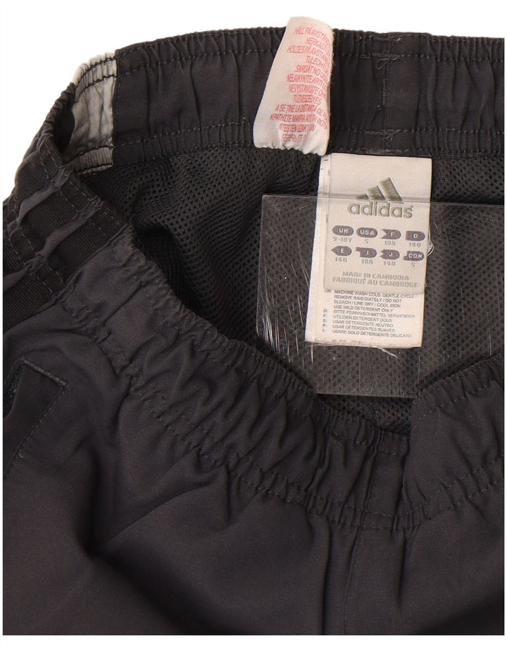 Спортивные шорты-бермуды Adidas для мальчиков 9–10 лет, серые, полиэстер с цветными блоками